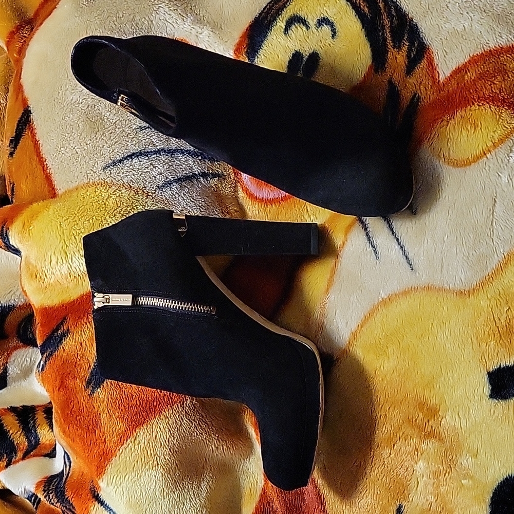 Sz 8.5 Black Suede Ankleboot Heels - Picture 3 of 8